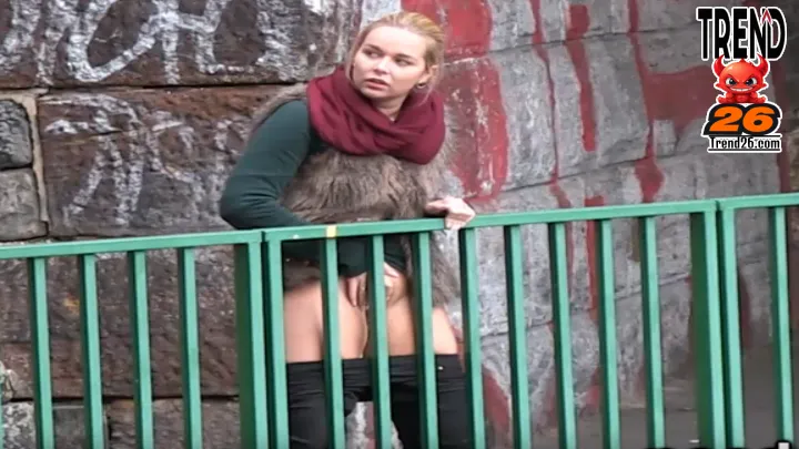 Girl Taking a Piss Outdoor got 2 Pee
