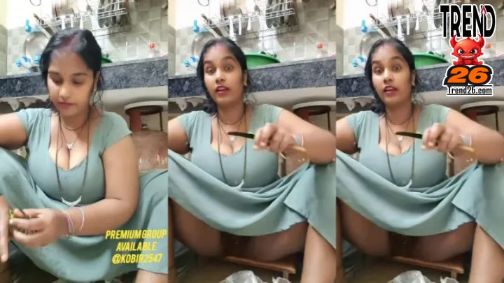 Indian Desi Girl Flashing Her Pussy In The Kitchen While Cutting Vegetable