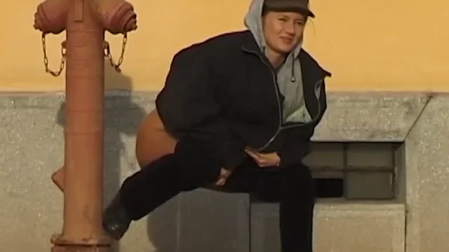 A brave hot bitch keeps stream of piss with people